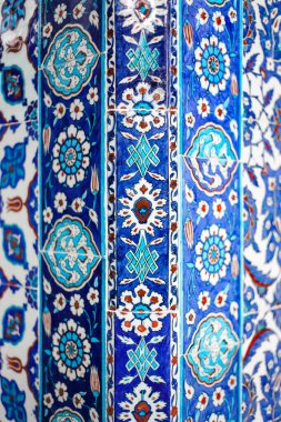 Geleneksel Türk Mavi Döşemesinin Mavi ve Kırmızı Renkli Detayları