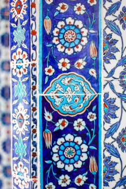 Geleneksel Türk Mavi Döşemesinin Mavi ve Kırmızı Renkli Detayları