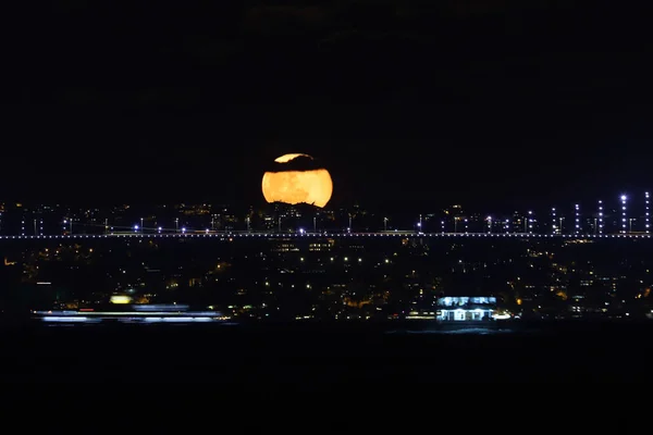 Salida Luna Llena Sobre Puente Del Bósforo Ciudad Estambul Turquía — Foto de Stock