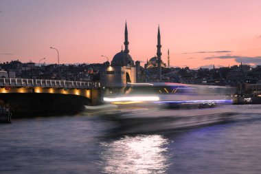 İstanbul, Türkiye 'deki Galata köprüsü ve Altın Boynuz