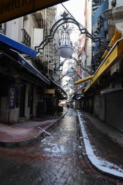 İSTANBUL, TURKEY - 18 HAZİRAN 2021: Coronavirus Salgını sırasındaki en popüler eğlence merkezlerinden biri olan Nevizade Caddesi 'nde barlar ve restoranlar kapatıldı