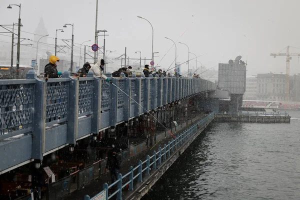 Istanbul Turkey January 2021 Fishermen Fishing Galata Bridge Snow Day — Stock Photo, Image