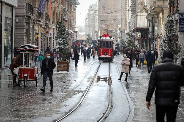 Istanbul Türkei Januar 2021 Historische Rote Straßenbahn Auf Der Istiklal — Stockfoto