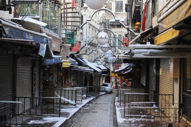 İSTANBUL, TURKEY - 18 HAZİRAN 2021: Coronavirus Salgını sırasındaki en popüler eğlence merkezlerinden biri olan Nevizade Caddesi 'nde barlar ve restoranlar kapatıldı