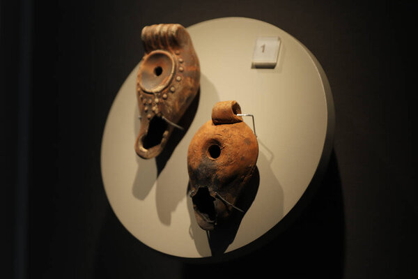 СТАНБУЛ, ТУРЦИЯ - 18 ЯНВАРЯ 2021: Исторические артефакты Галатской башни