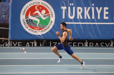 İSTANBUL, TURKEY - ŞUBAT 07, 2021: Türkiye Salon Atletizm Şampiyonası sırasında koşan tanımlanamayan sporcu