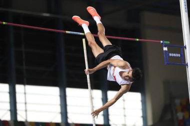 İSTANBUL, TURKEY - ŞUBAT 07, 2021: Türk Salon Atletizm Şampiyonası sırasında tanımlanamayan atlet direği atlama