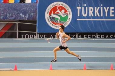 İSTANBUL, TURKEY - ŞUBAT 07, 2021: Türkiye Salon Atletizm Şampiyonası sırasında koşan tanımlanamayan sporcu