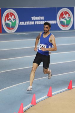 İSTANBUL, TURKEY - Şubat 06, 2021: Türkiye Salon Atletizm Şampiyonası sırasında koşan tanımlanamayan sporcu