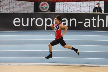 İSTANBUL, TURKEY - ŞUBAT 07, 2021: Türkiye Salon Atletizm Şampiyonası sırasında koşan tanımlanamayan sporcu