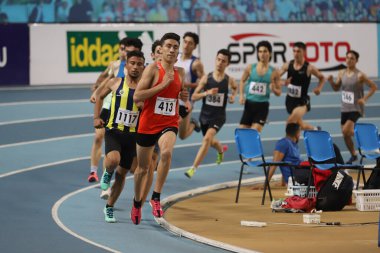 İSTANBUL, TURKEY - ŞUBAT 07, 2021: Türkiye Salon Atletizm Şampiyonası sırasında koşan sporcular