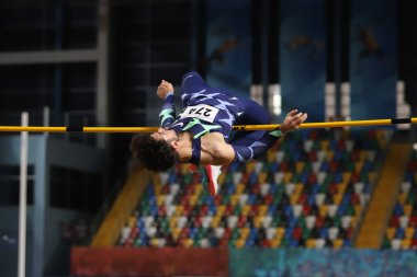 İSTANBUL, TURKEY - Şubat 06, 2021: Türkiye Salon Atletizm Şampiyonası sırasında tanımlanamayan yüksek atlama sporcusu