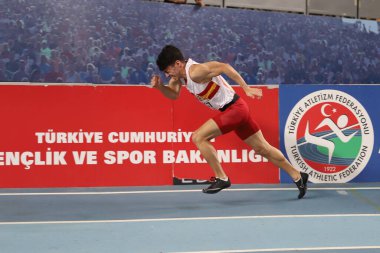 İSTANBUL, TURKEY - ŞUBAT 07, 2021: Türkiye Salon Atletizm Şampiyonası sırasında koşan tanımlanamayan sporcu