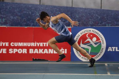 İSTANBUL, TURKEY - Şubat 06, 2021: Türkiye Salon Atletizm Şampiyonası sırasında koşan tanımlanamayan sporcu