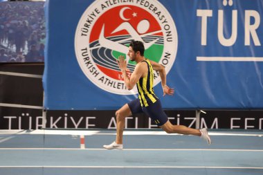 İSTANBUL, TURKEY - Şubat 06, 2021: Türkiye Salon Atletizm Şampiyonası sırasında koşan tanımlanamayan sporcu