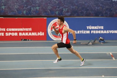 İSTANBUL, TURKEY - Şubat 06, 2021: Türkiye Salon Atletizm Şampiyonası sırasında koşan tanımlanamayan sporcu