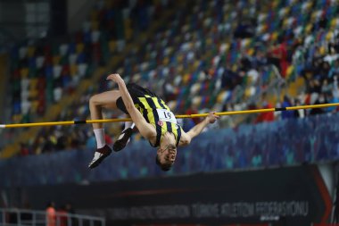 İSTANBUL, TURKEY - Şubat 06, 2021: Türkiye Salon Atletizm Şampiyonası sırasında tanımlanamayan yüksek atlama sporcusu