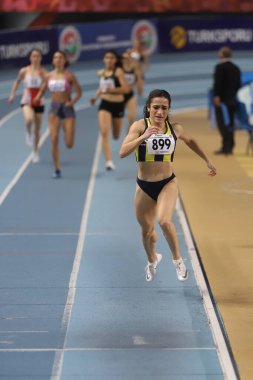 İSTANBUL, TURKEY - ŞUBAT 07, 2021: Türkiye Salon Atletizm Şampiyonası sırasında koşan sporcular