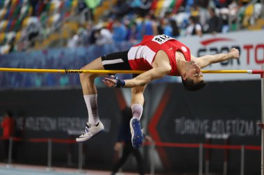 İSTANBUL, TURKEY - Şubat 06, 2021: Türkiye Salon Atletizm Şampiyonası sırasında tanımlanamayan yüksek atlama sporcusu