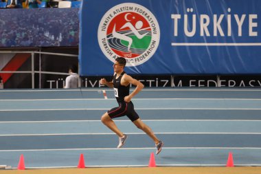 İSTANBUL, TURKEY - Şubat 06, 2021: Türkiye Salon Atletizm Şampiyonası sırasında koşan tanımlanamayan sporcu