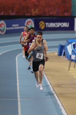 İSTANBUL, TURKEY - Şubat 07, 2021: Türk Salon Atletizm Şampiyonası sırasında 4x400 metre bayrak koşan sporcular