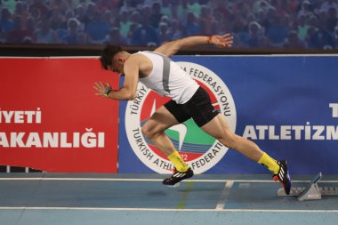 İSTANBUL, TURKEY - Şubat 06, 2021: Türkiye Salon Atletizm Şampiyonası sırasında koşan tanımlanamayan sporcu