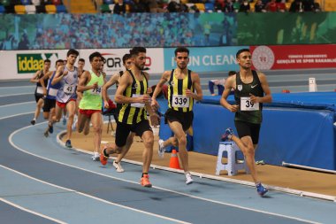 İSTANBUL, TURKEY - ŞUBAT 07, 2021: Türkiye Salon Atletizm Şampiyonası sırasında koşan sporcular