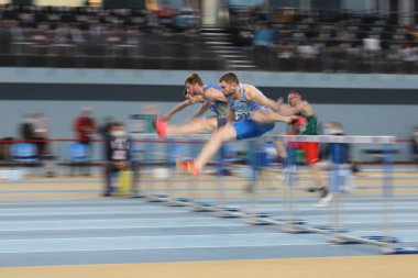 İSTANBUL, TURKEY - 20 Şubat 2021: Balkan Salon Atletizm Şampiyonası sırasında 60 metre engelli koşan sporcular