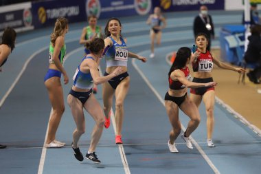 İSTANBUL, TURKEY - 20 Şubat 2021: Balkan Salon Atletizm Şampiyonası sırasında 4x400 metre bayrak koşan sporcular
