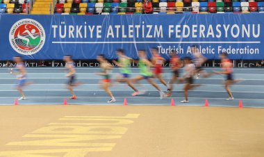 İSTANBUL, TURKEY - 20 Şubat 2021: Balkan Salon Atletizm Şampiyonası sırasında koşan sporcular