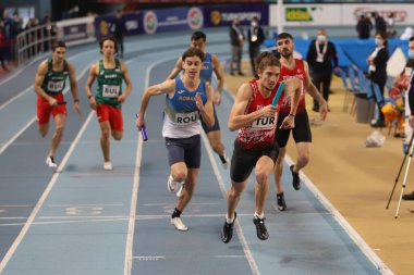 İSTANBUL, TURKEY - 20 Şubat 2021: Balkan Salon Atletizm Şampiyonası sırasında 4x400 metre bayrak koşan sporcular
