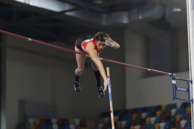 İSTANBUL, TURKEY - 20 Şubat 2021: Balkan Salon Atletizm Şampiyonası sırasında tanımlanamayan atlet direği atlama