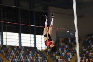 İSTANBUL, TURKEY - 20 Şubat 2021: Balkan Salon Atletizm Şampiyonası sırasında tanımlanamayan atlet direği atlama
