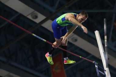 İSTANBUL, TURKEY - 20 Şubat 2021: Balkan Salon Atletizm Şampiyonası sırasında tanımlanamayan atlet direği atlama