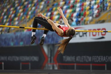 İSTANBUL, TURKEY - 20 Şubat 2021: Balkan Salon Atletizm Şampiyonası sırasında tanımlanamayan yüksek atlamacı