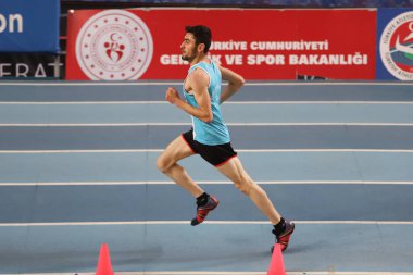 İSTANBUL, TURKEY - 30 HAZİRAN 2021: Türkiye Atletizm Federasyonu Olimpiyat Eşiği sırasında koşan tanımlanamayan sporcu