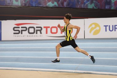 İSTANBUL, TURKEY - 30 HAZİRAN 2021: Türkiye Atletizm Federasyonu Olimpiyat Eşiği sırasında koşan tanımlanamayan sporcu