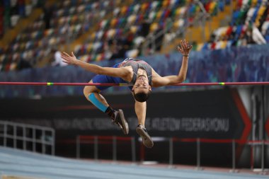 İSTANBUL, TURKEY - 30 HAZİRAN 2021: Türkiye Atletizm Federasyonu Olimpiyat Eşiği sırasında tanımlanamayan yüksek atlama