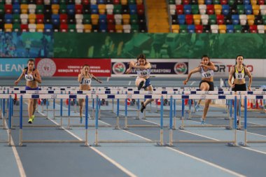 İSTANBUL, TURKEY - 30 HAZİRAN 2021: Türkiye Atletizm Federasyonu Olimpiyat Eşiği sırasında 60 metre engelli koşan sporcular