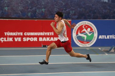 İSTANBUL, TURKEY - 30 HAZİRAN 2021: Türkiye Atletizm Federasyonu Olimpiyat Eşiği sırasında koşan tanımlanamayan sporcu