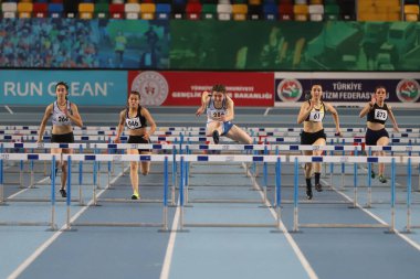 İSTANBUL, TURKEY - 31 Ocak 2021: Türkiye Atletizm Federasyonu Olimpiyat Eşiği sırasında 60 metre engelli koşan sporcular