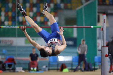 İSTANBUL, TURKEY - 30 HAZİRAN 2021: Türkiye Atletizm Federasyonu Olimpiyat Eşiği sırasında tanımlanamayan yüksek atlama
