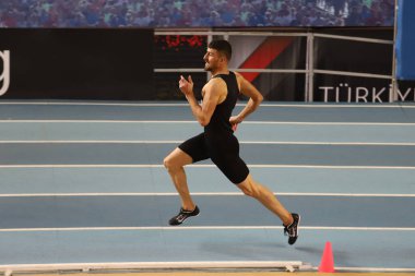 İSTANBUL, TURKEY - 30 HAZİRAN 2021: Türkiye Atletizm Federasyonu Olimpiyat Eşiği sırasında koşan tanımlanamayan sporcu