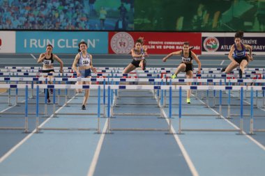 İSTANBUL, TURKEY - 31 Ocak 2021: Türkiye Atletizm Federasyonu Olimpiyat Eşiği sırasında 60 metre engelli koşan sporcular