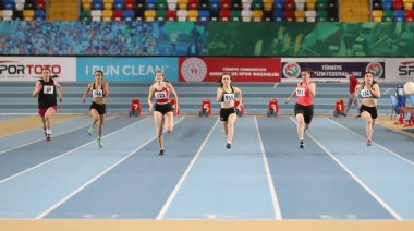 İSTANBUL, TURKEY - 30 HAZİRAN 2021: Türkiye Atletizm Federasyonu Olimpiyat Eşiği sırasında 60 metre koşan sporcular