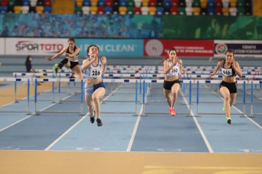 İSTANBUL, TURKEY - 31 Ocak 2021: Türkiye Atletizm Federasyonu Olimpiyat Eşiği sırasında 60 metre engelli koşan sporcular