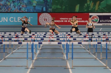İSTANBUL, TURKEY - 31 Ocak 2021: Türkiye Atletizm Federasyonu Olimpiyat Eşiği sırasında 60 metre engelli koşan sporcular