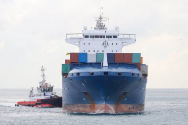 Limanlar arasında mal taşıyan bir konteyner gemisi