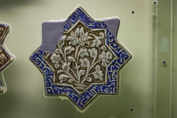 伊斯坦布尔考古博物馆中的土耳其陶瓷 土耳其伊斯坦布尔市 — 图库照片