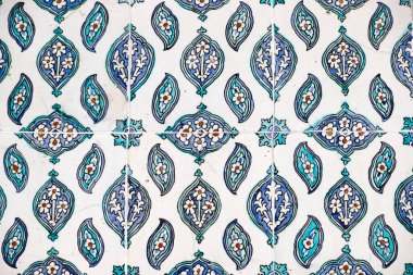 Geleneksel Türk Mavi Döşemesinin Mavi, Yeşil ve Kırmızı Renkli Detayları